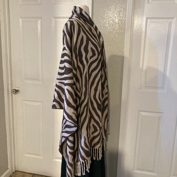 NEIMAN MARCUS Zebra Print Fringe - Picture 2 of 9